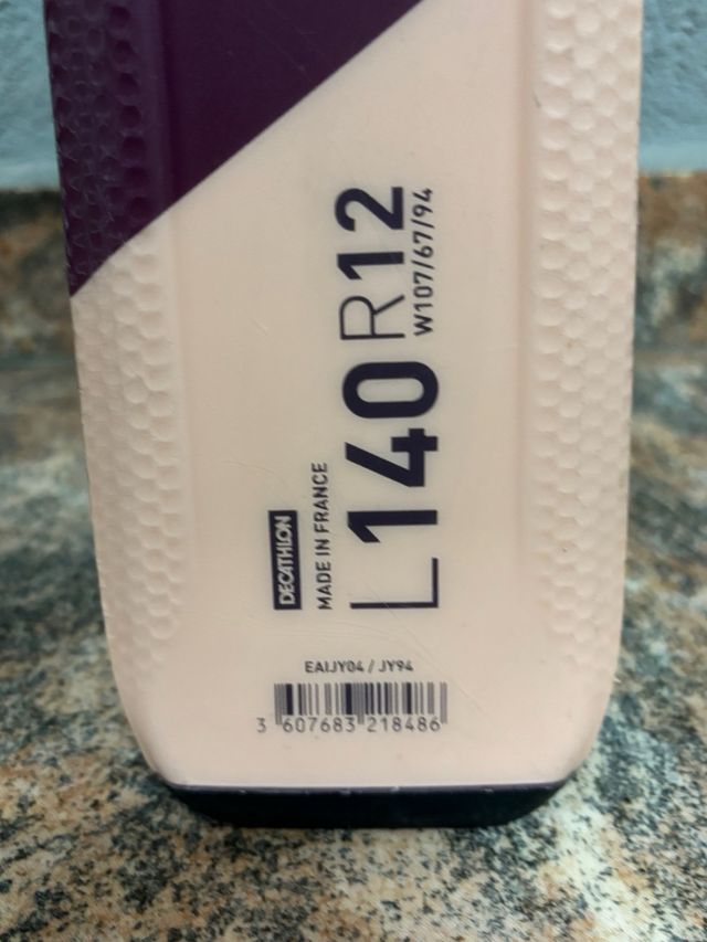 Esquís y palos. Longitud 140 cms. Wedze