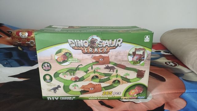Juego de Scalextric de coche y dinosario