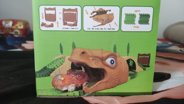 Juego de Scalextric de coche y dinosario