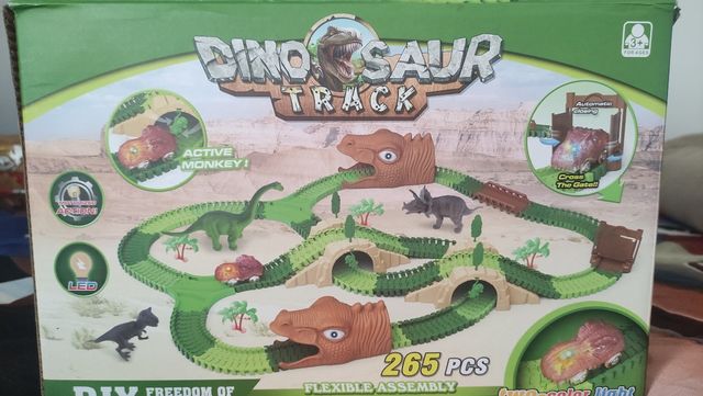 Juego de Scalextric de coche y dinosario