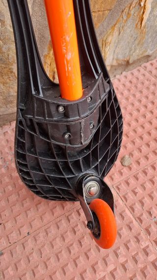 Monopatín de dos ruedas .