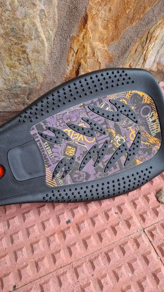 Monopatín de dos ruedas .