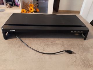 Supporto per monitor con 4 ingressi USB