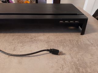 Supporto per monitor con 4 ingressi USB