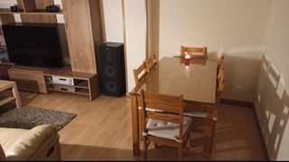 Mesa madera pino maciza con sillas.