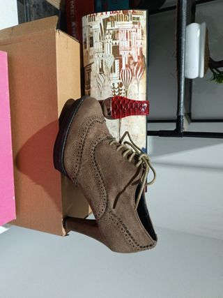 Cartera de mano y zapatos de tacón