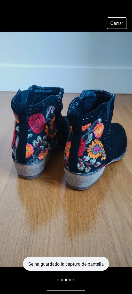 Botín negro con flores cosidas