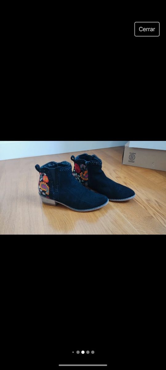 Botín negro con flores cosidas