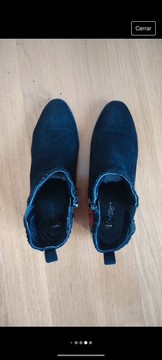 Botín negro con flores cosidas