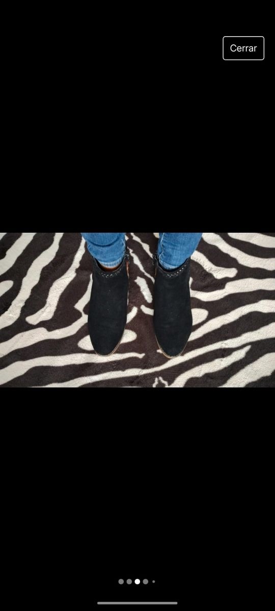 Botín negro con flores cosidas