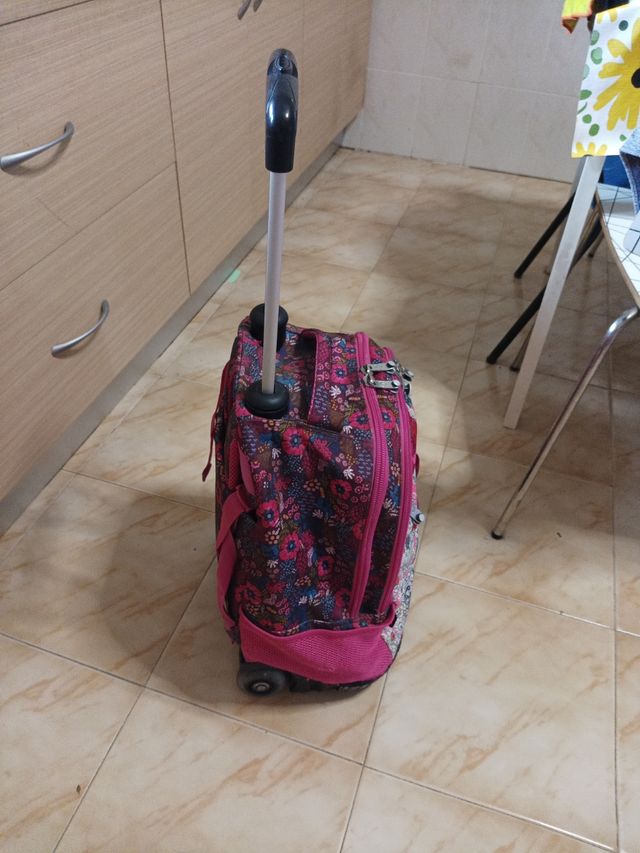 Mochila escolar con flores