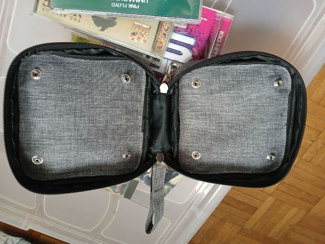 12 cd musicali e un porta cd