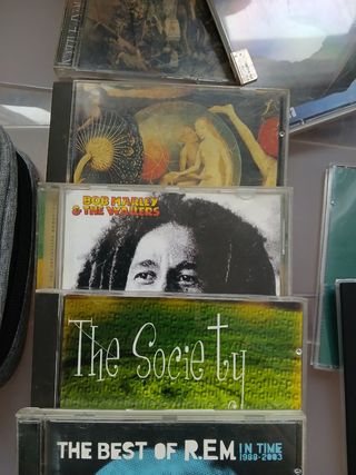 12 cd musicali e un porta cd