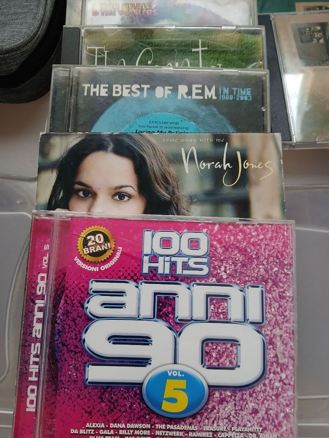 12 cd musicali e un porta cd