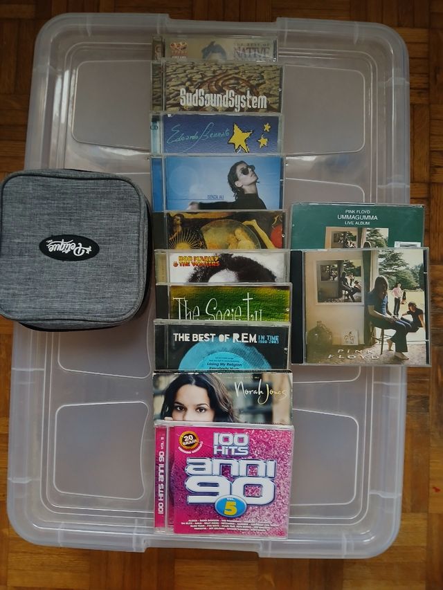 12 cd musicali e un porta cd