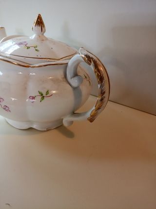 Tetera antigua de porcelana