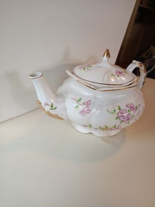 Tetera antigua de porcelana