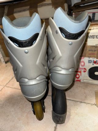 Pattini a rotelle con ginocchiere