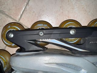 Pattini a rotelle con ginocchiere