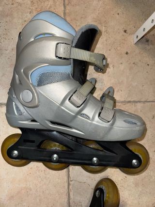 Pattini a rotelle con ginocchiere