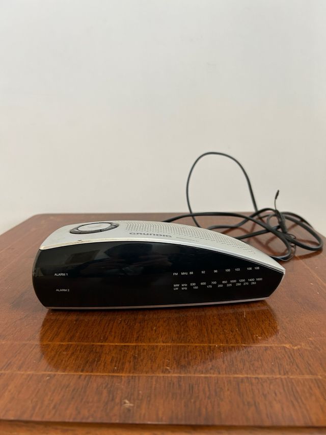 Reloj despertador y radio. Tres en uno