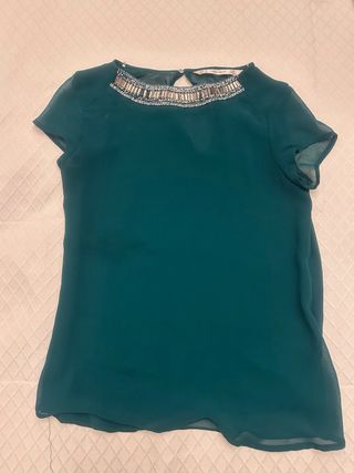 Blusa verde con pedreria