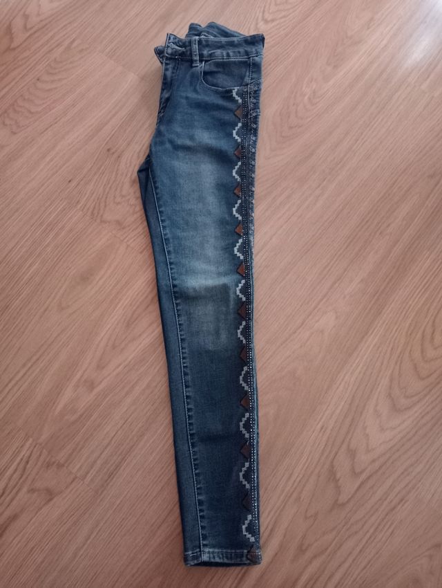 Pantalón tejano "algo bonito"