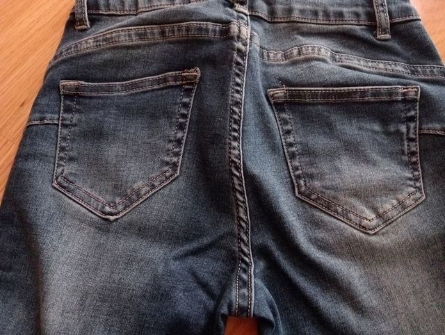 Pantalón tejano "algo bonito"