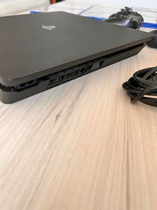 PS4 slim 1tb, 2 mandos y 8 juegos
