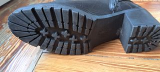 Botín negro de piel