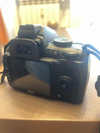Cámara reflex Nikon D3000 y 2 objetivos