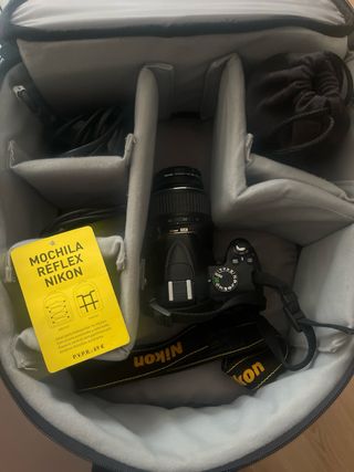 Cámara reflex Nikon D3000 y 2 objetivos