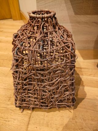 Farol decorativo de mimbre natural tejido a mano.