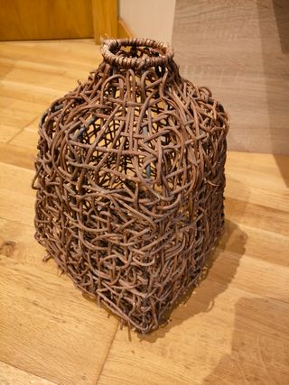 Farol decorativo de mimbre natural tejido a mano.