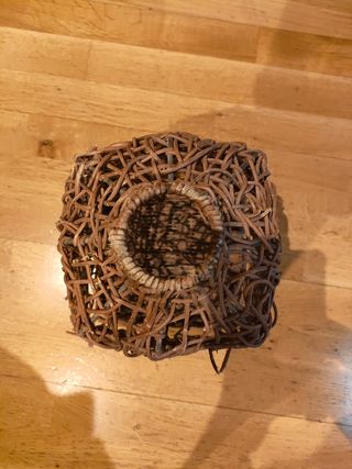 Farol decorativo de mimbre natural tejido a mano.