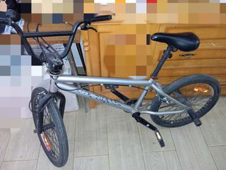 Bicicleta BMX gris metalizado