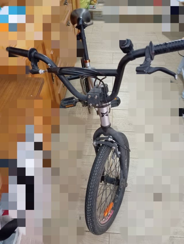 Bicicleta BMX gris metalizado