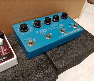 EFECTO DE GUITARRA FLASHBACK X4