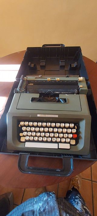 Maquina de escribir olivetti estudio 46