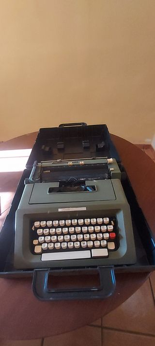 Maquina de escribir olivetti estudio 46