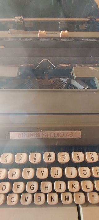 Maquina de escribir olivetti estudio 46
