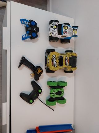 Coches teledirigidos. 10€ por coche. 20€ los tres.