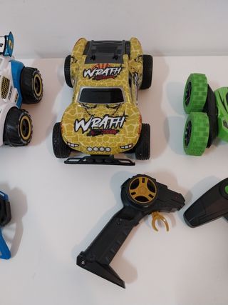 Coches teledirigidos. 10€ por coche. 20€ los tres.