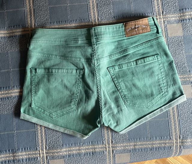Pantalón  corto color verde