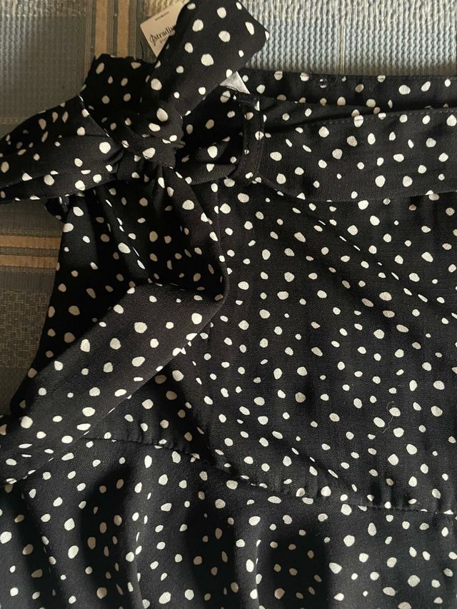 Falda color negro con topos blancos