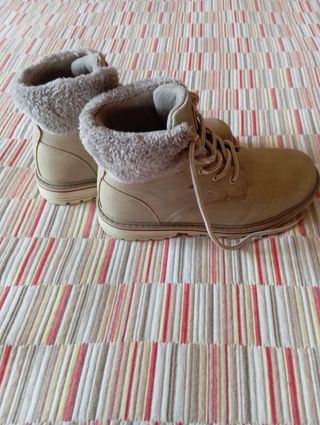 Botas niña beige con borreguillo talla 35