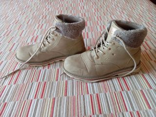 Botas niña beige con borreguillo talla 35