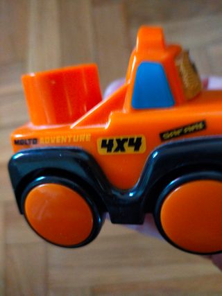 Camión de molto, tapiz y coches