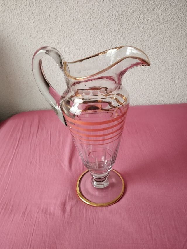 Jarra antigua cristal grabado y dorado años 50