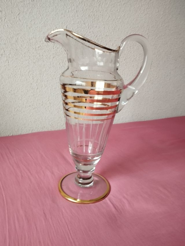Jarra antigua cristal grabado y dorado años 50